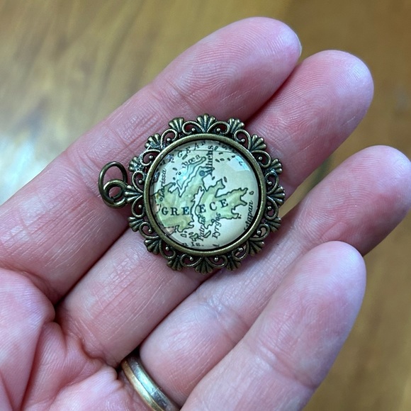 Greece from old map inserted in pendant - comes with long chain - Picture 2 of 3